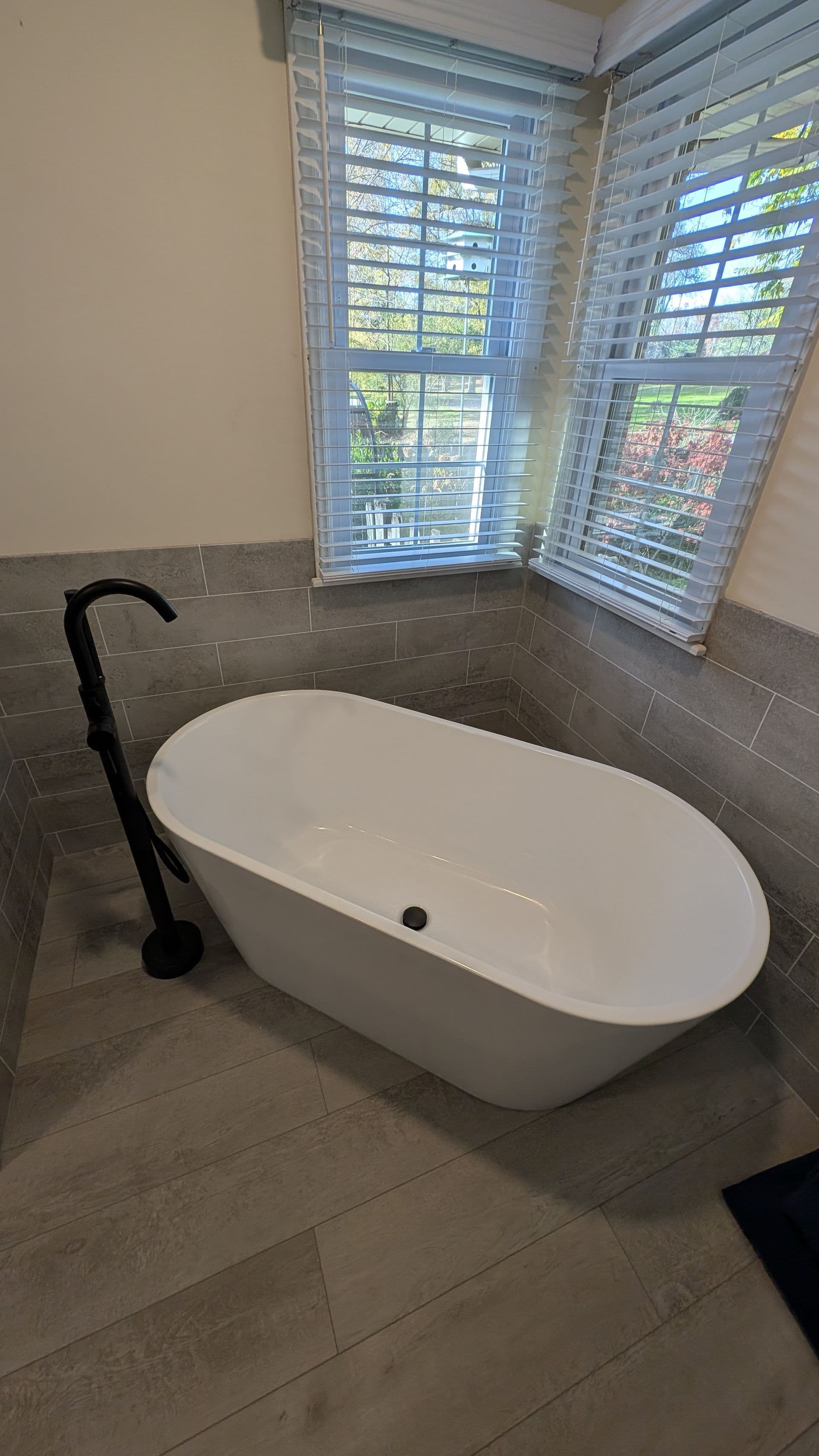 Standalone tub